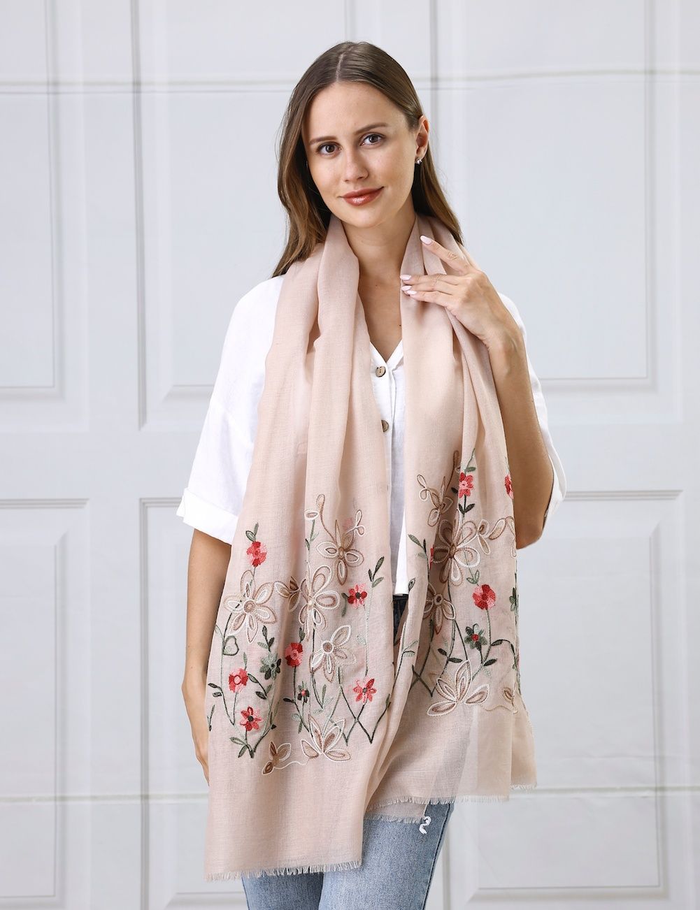 Foulard de coton brodé