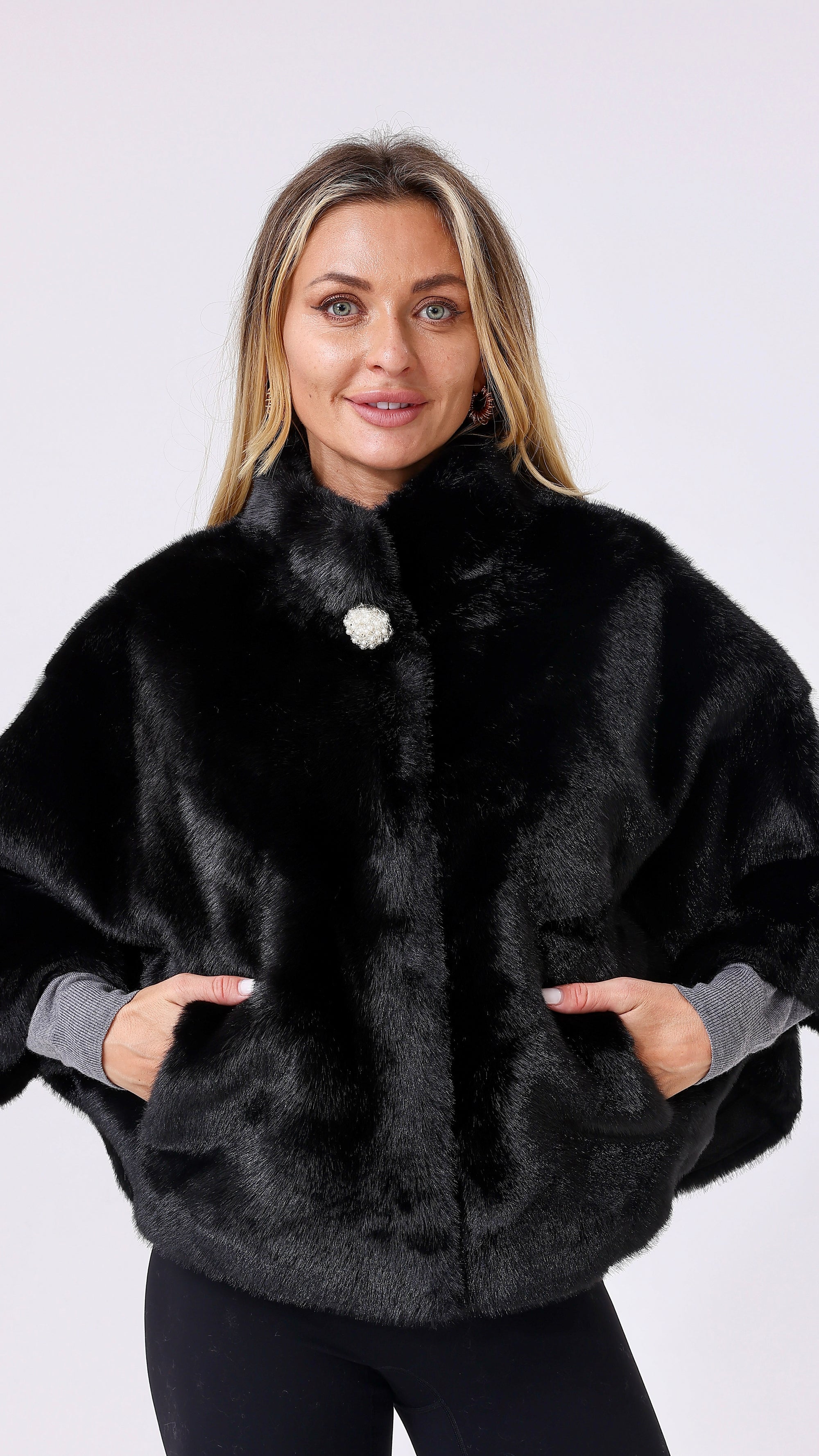 capelet de faux-fur noir